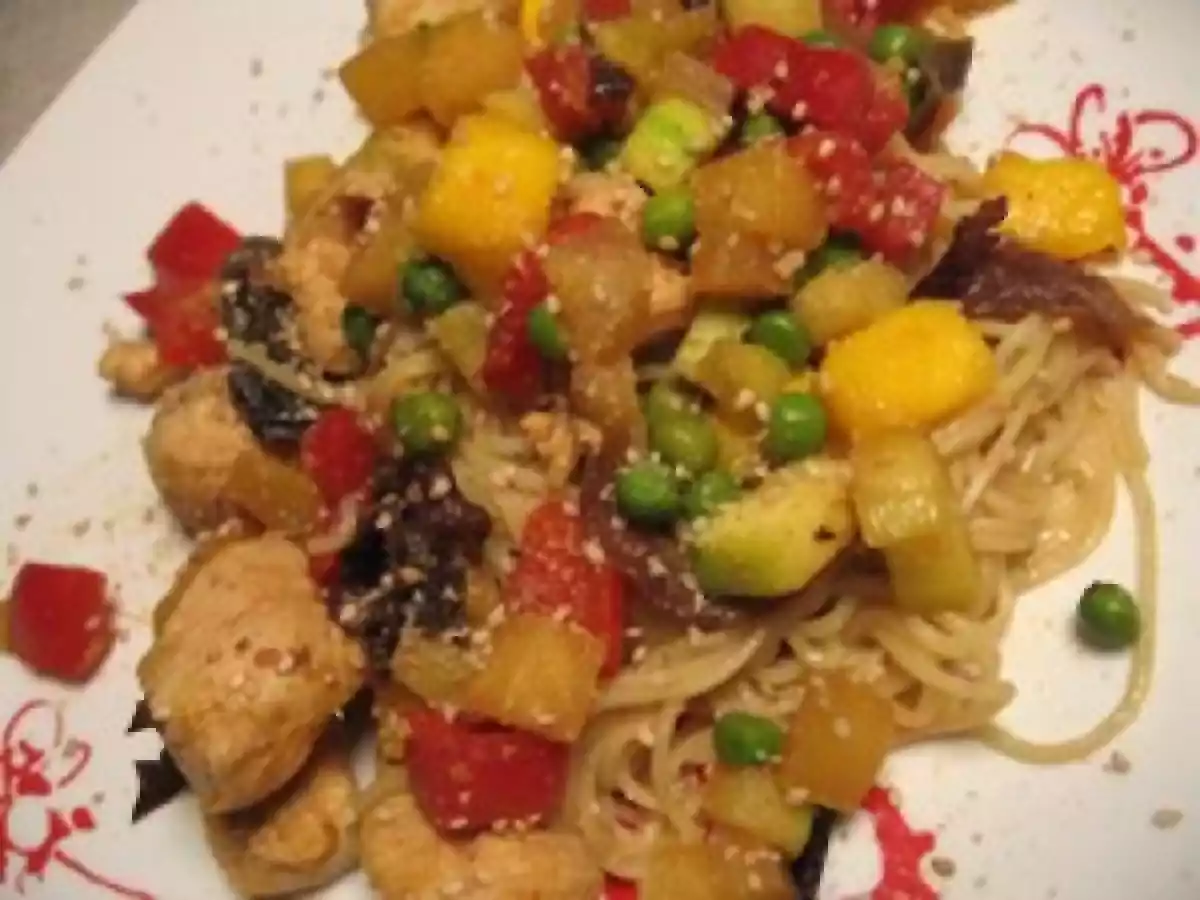 Wok de nouilles chinoises, poulet, curry madras, mangue et petits légumes! - photo 2