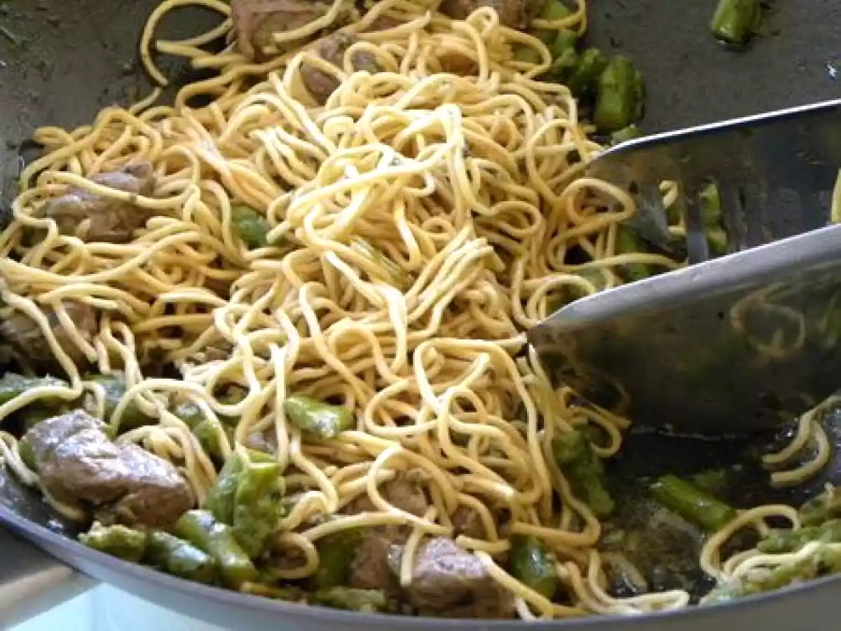 Wok de nouilles sautées, asperges et boeuf mariné au basilic