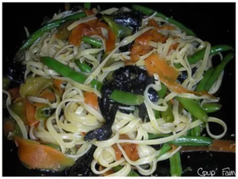 Wok de nouilles sautées aux légumes et soja ..., photo 1
