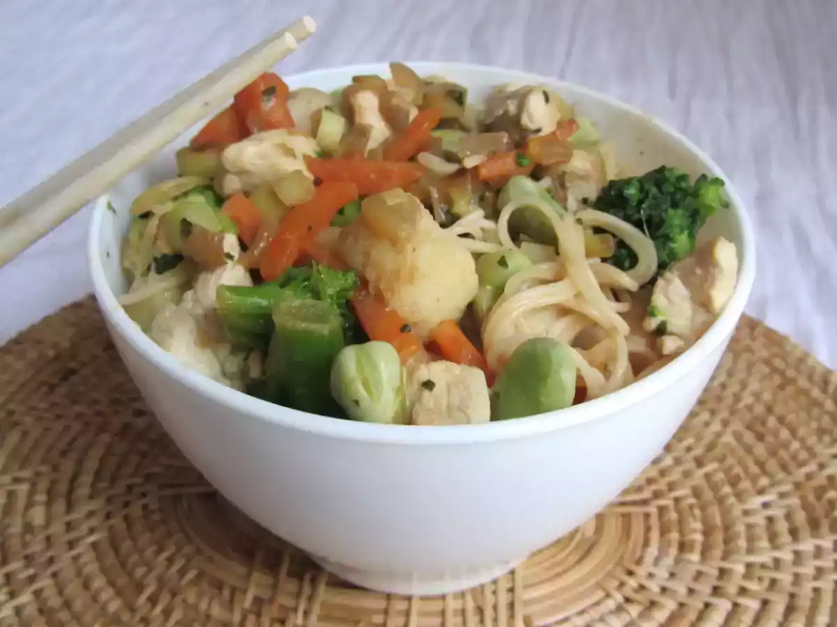 Wok de nouilles somen au poulet, à la citronnelle et ses légumes