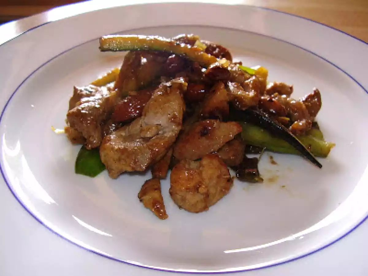 Wok de porc, amandes, pois gourmands et courgettes