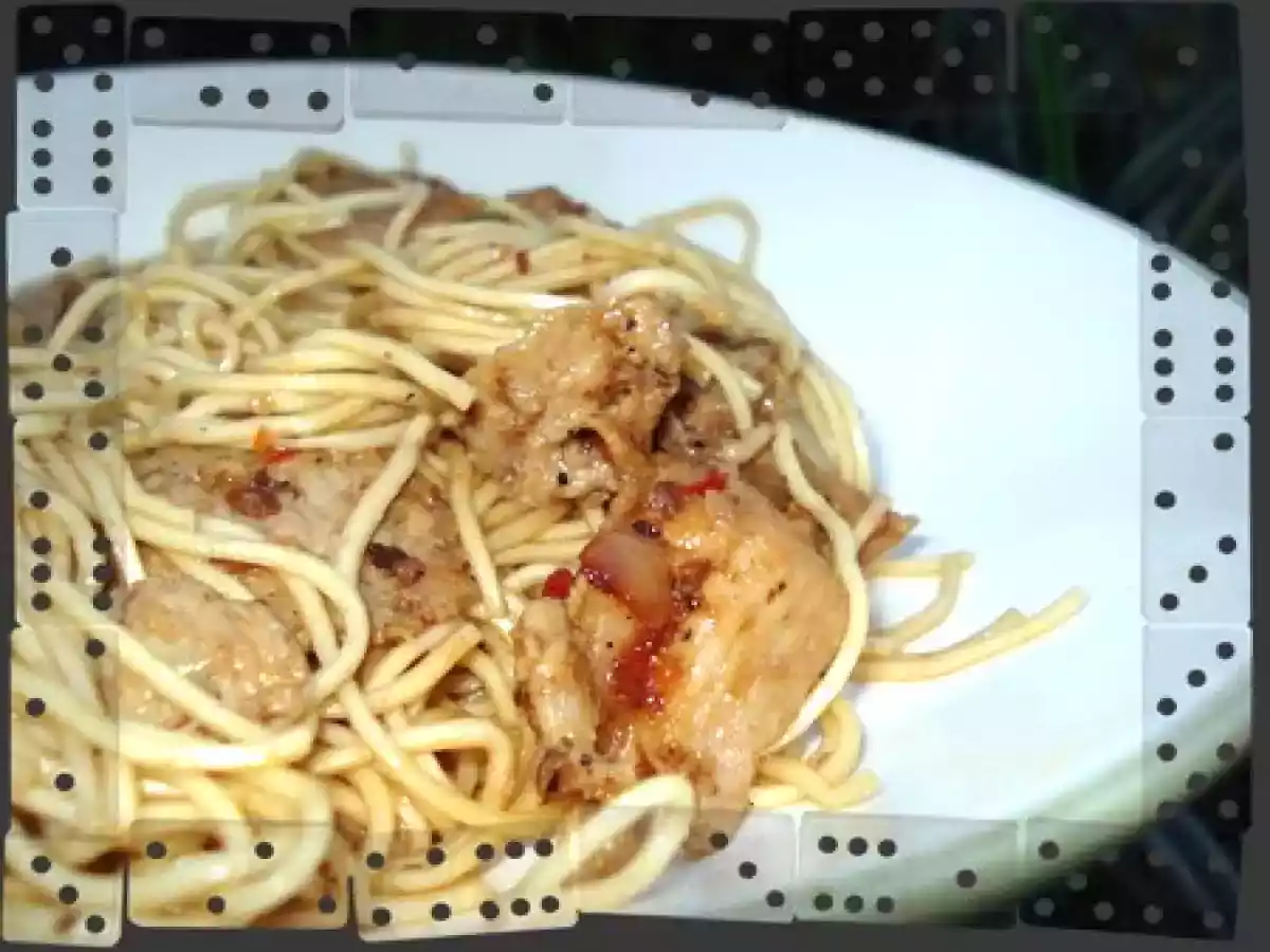 Wok de porc au poivre du Sichuan sur nouilles aux oeufs