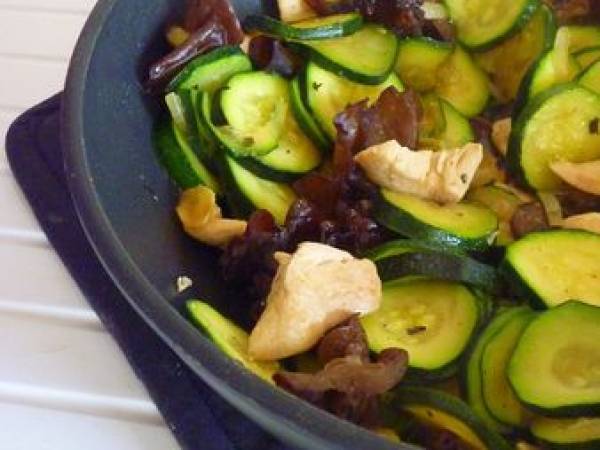 Wok de poulet au gingembre / courgettes / champignons noirs