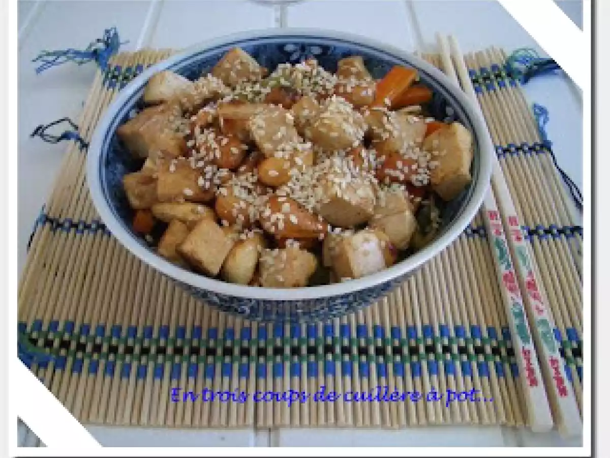 Wok de tofu aux noix de cajou, nouilles chinoises et petits légumes
