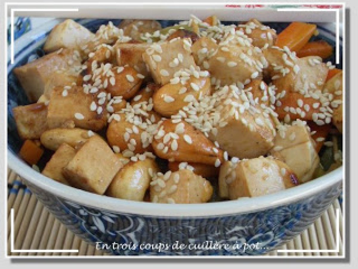 Wok de tofu aux noix de cajou, nouilles chinoises et petits légumes