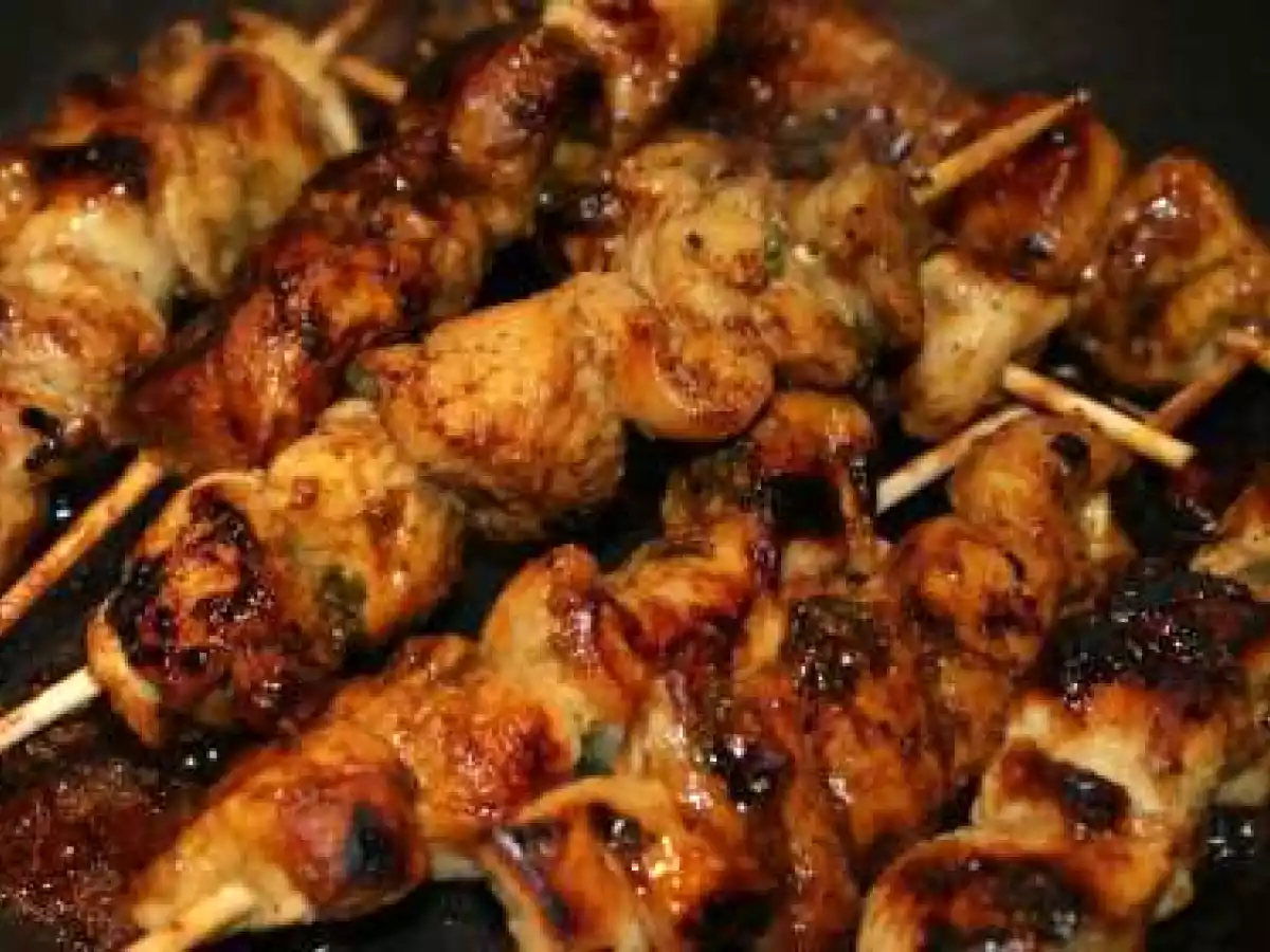 Yakitori au poulet mariné à la sauce Worcestershire et à la ment