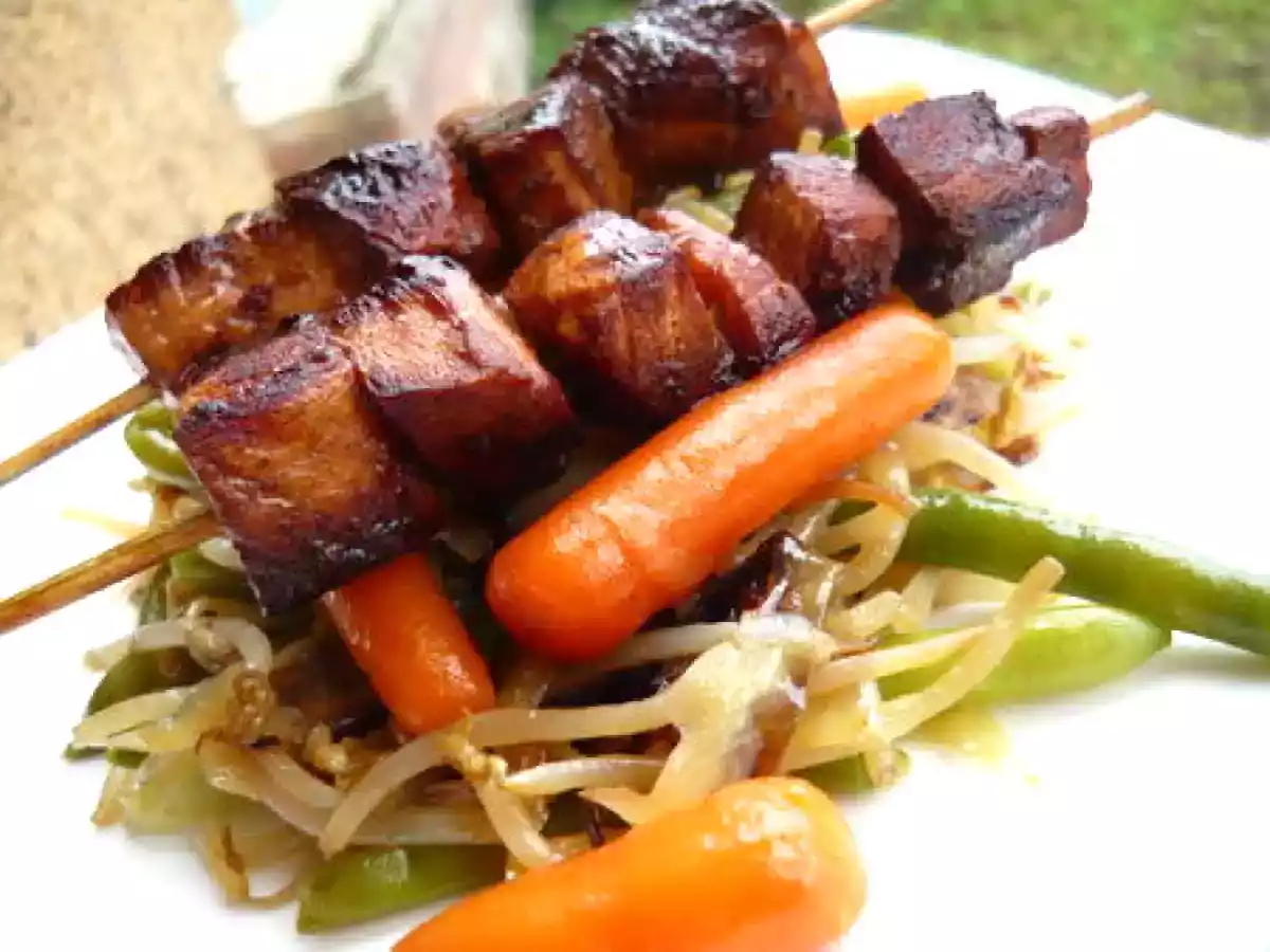 Yakitoris de saumon et sauté de légumes asiatiques