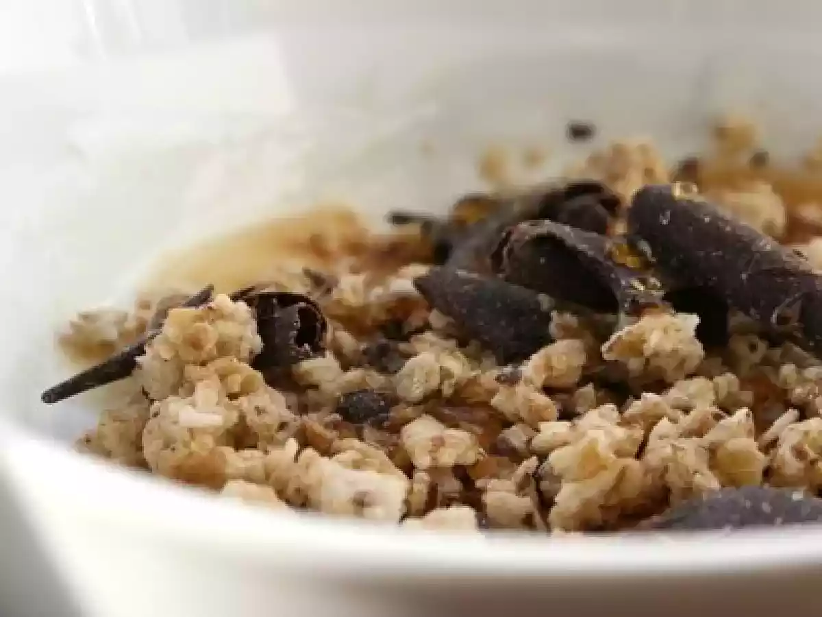 Yaourt à la grecque aux céréales, aux copeaux de chocolat et au sirop d'érable