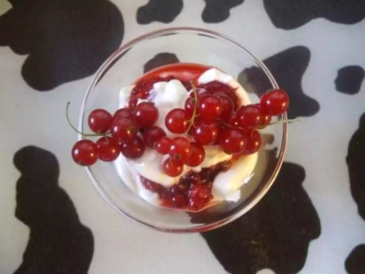 Yaourt grec aux groseilles et framboises au sucre - photo 2