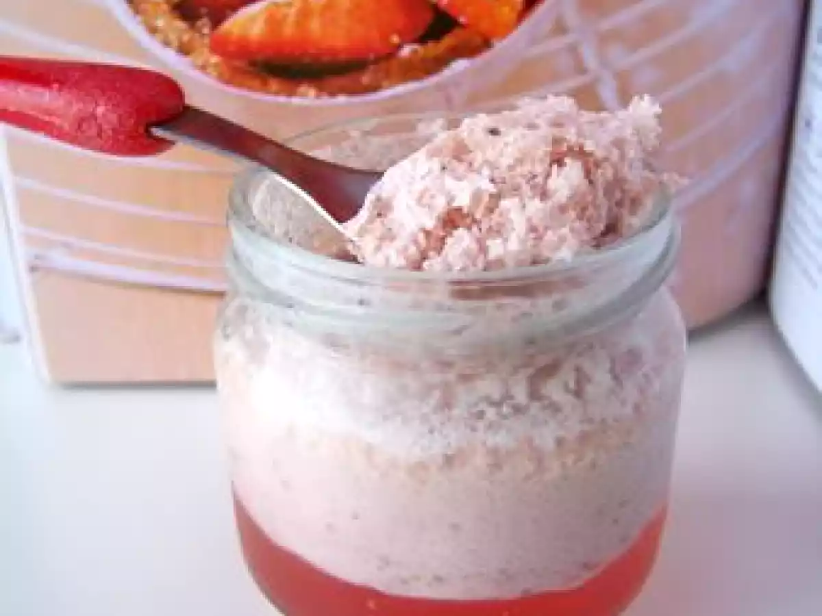 Yaourts a la fraise comme un milkshake a boire a la paille