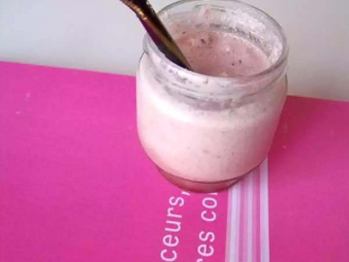 Yaourts a la fraise comme un milkshake a boire a la paille - photo 2