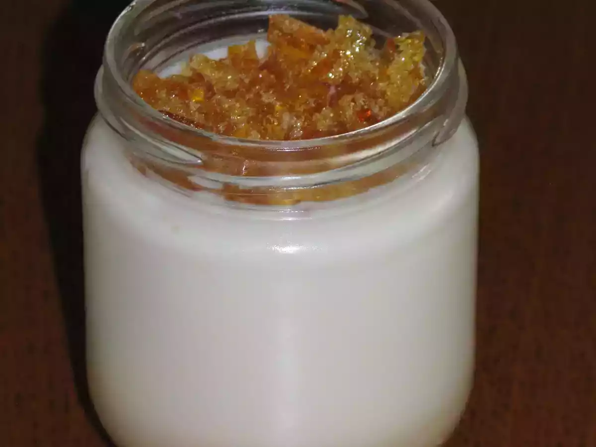 Yaourts aromatisés à la vanille et éclats de caramel