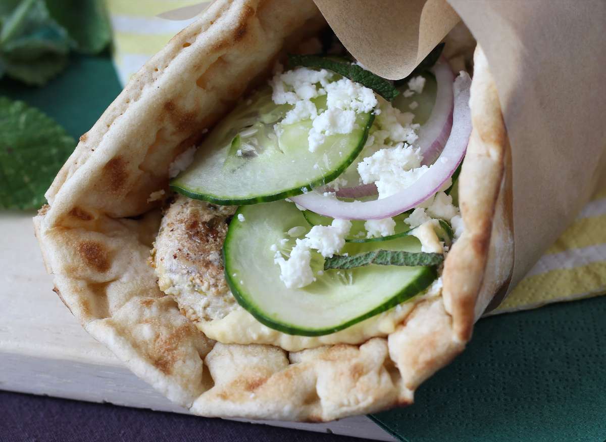 Cuisine grecque : moussaka, feta, tzatziki et saveurs ensoleillées