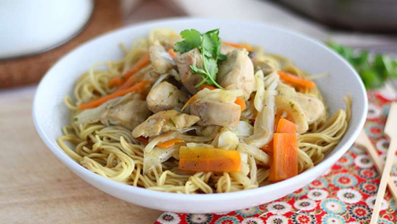 Chow mein (chao men), nouilles chinoises au poulet et aux légumes